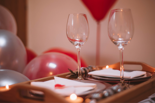 Box Cocon d’Amour – Décoration Romantique Douce avec Pétales de Soie, Bougies et Vaisselle Élégante